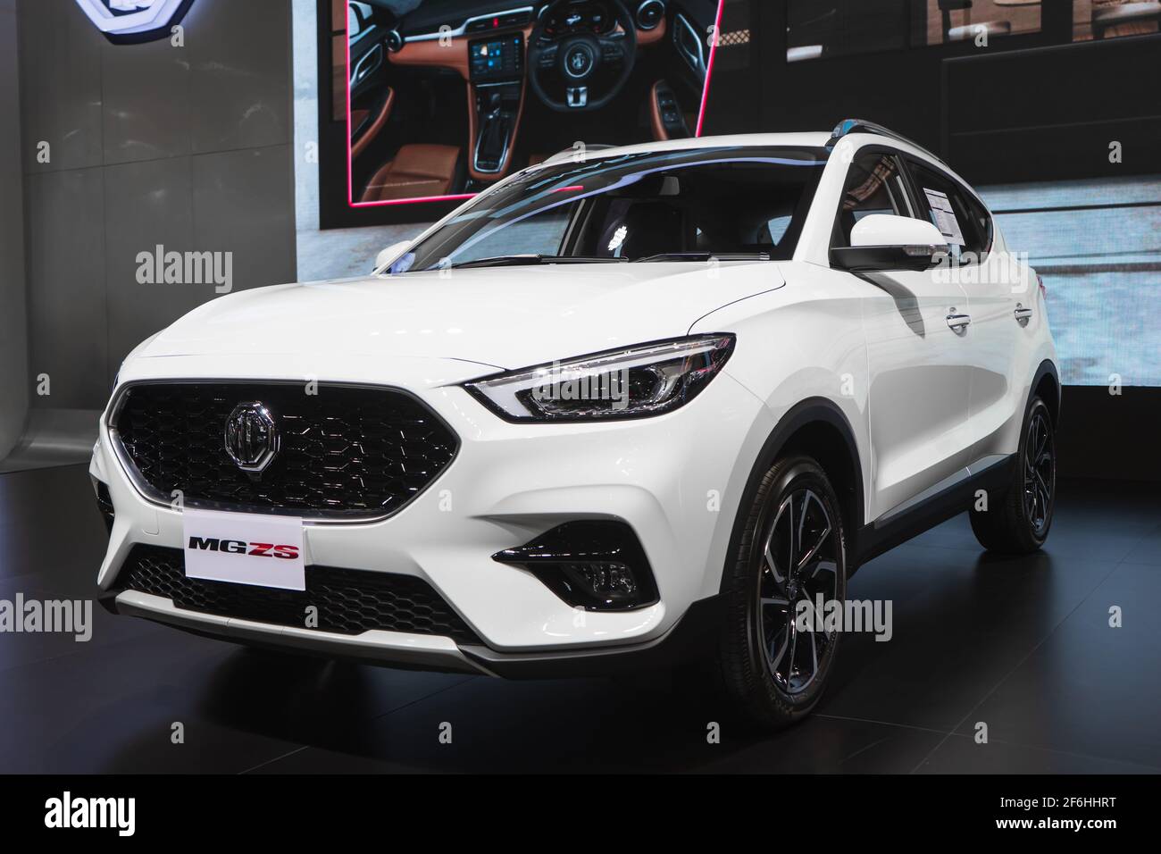 BANGKOK, THAILANDIA - 2021 aprile 01: Nuovo display SUV BIANCO MG ZS SMART al Motor Show di Bangkok, Thailandia. MG ZS con motore pe da 1.5 litri e capacità 114 CV E85 Foto Stock