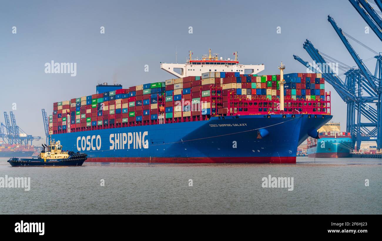 Global Britain Trade - Cosco Galaxy Ultra Large Container Ship ULCS attraccato a Felixstowe Port UK. Cosco spedizione Galaxy costruito 2019, lunghezza 400m. Foto Stock