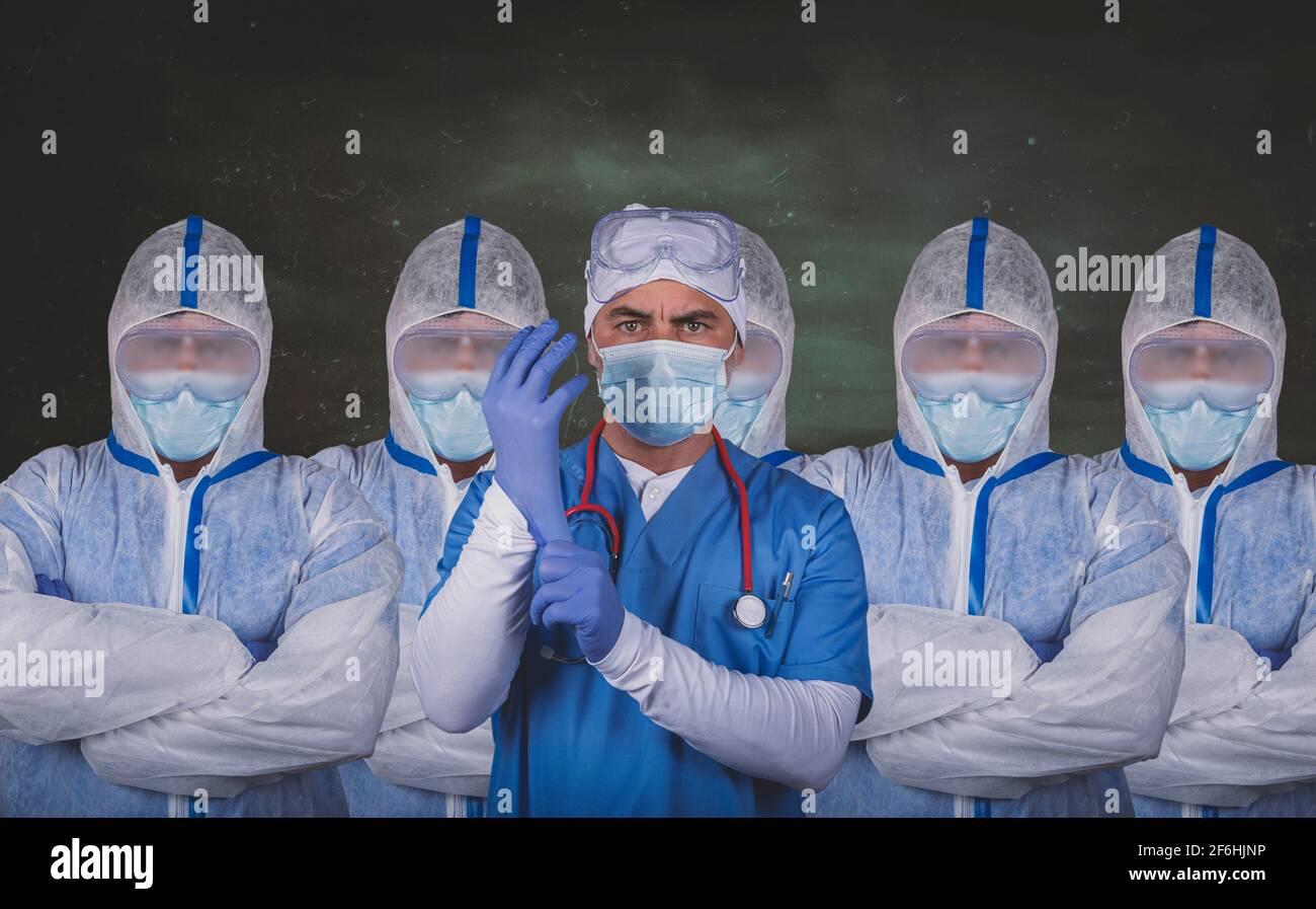 Team di medici e infermieri con maschere e occhiali protettivi. Foto Stock