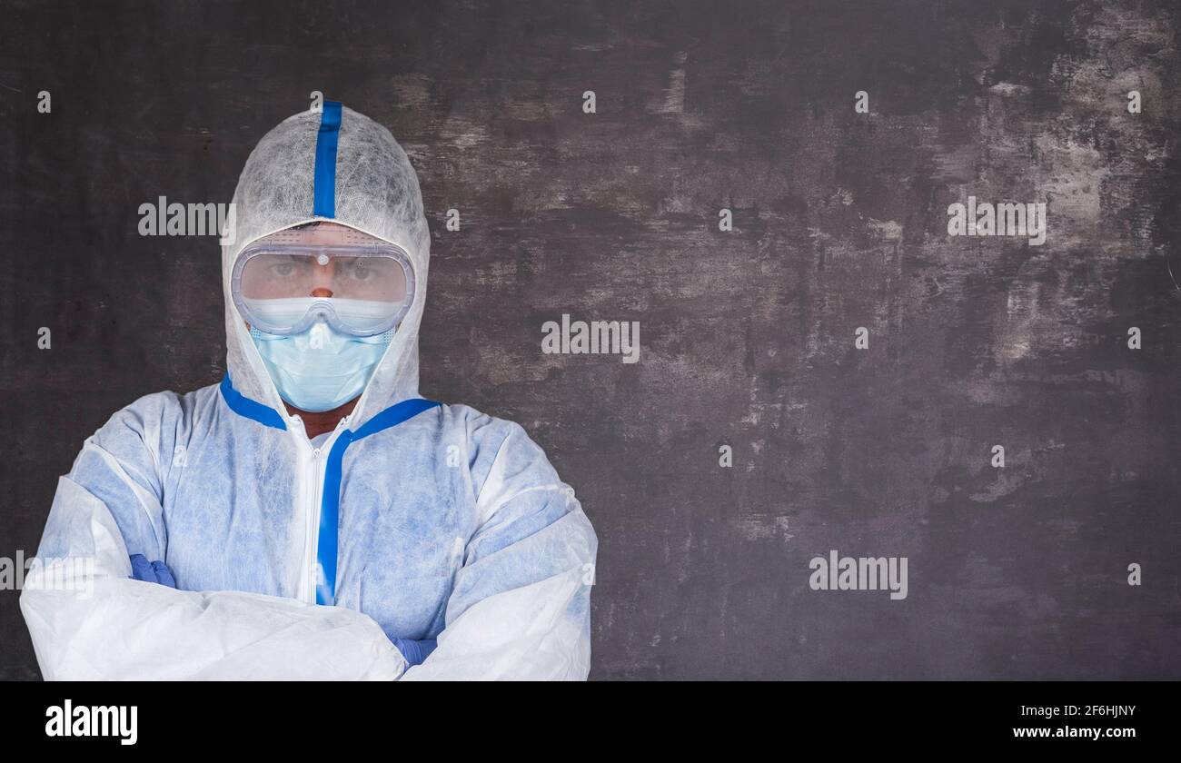Uomo con maschera chirurgica e guanti in lattice con spazio per la copia del testo Foto Stock