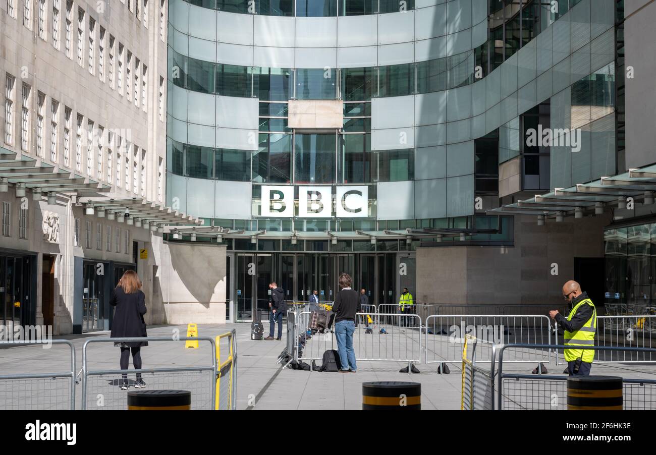Il nome e la facciata della Broadcasting House della British Broadcasting Corporation. L'emittente pubblica più antica e più grande del mondo. Foto Stock