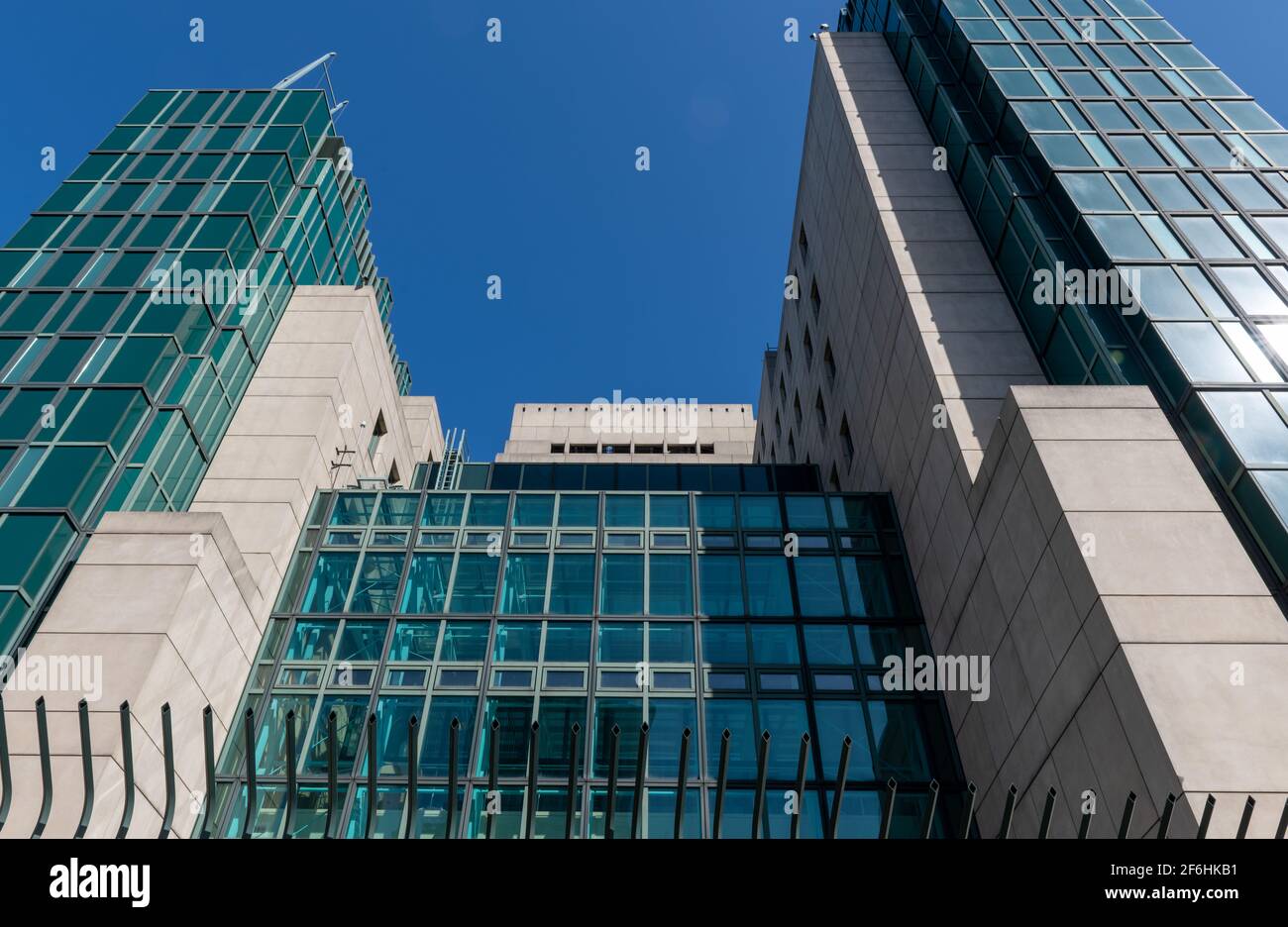 Vista esterna della sede centrale del MI6, il servizio di intelligence segreta straniera britannico. Foto Stock