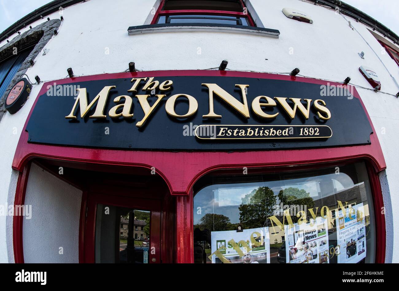 Il Mayo News è un quotidiano locale settimanale pubblicato a Westport in Irlanda. Foto Stock