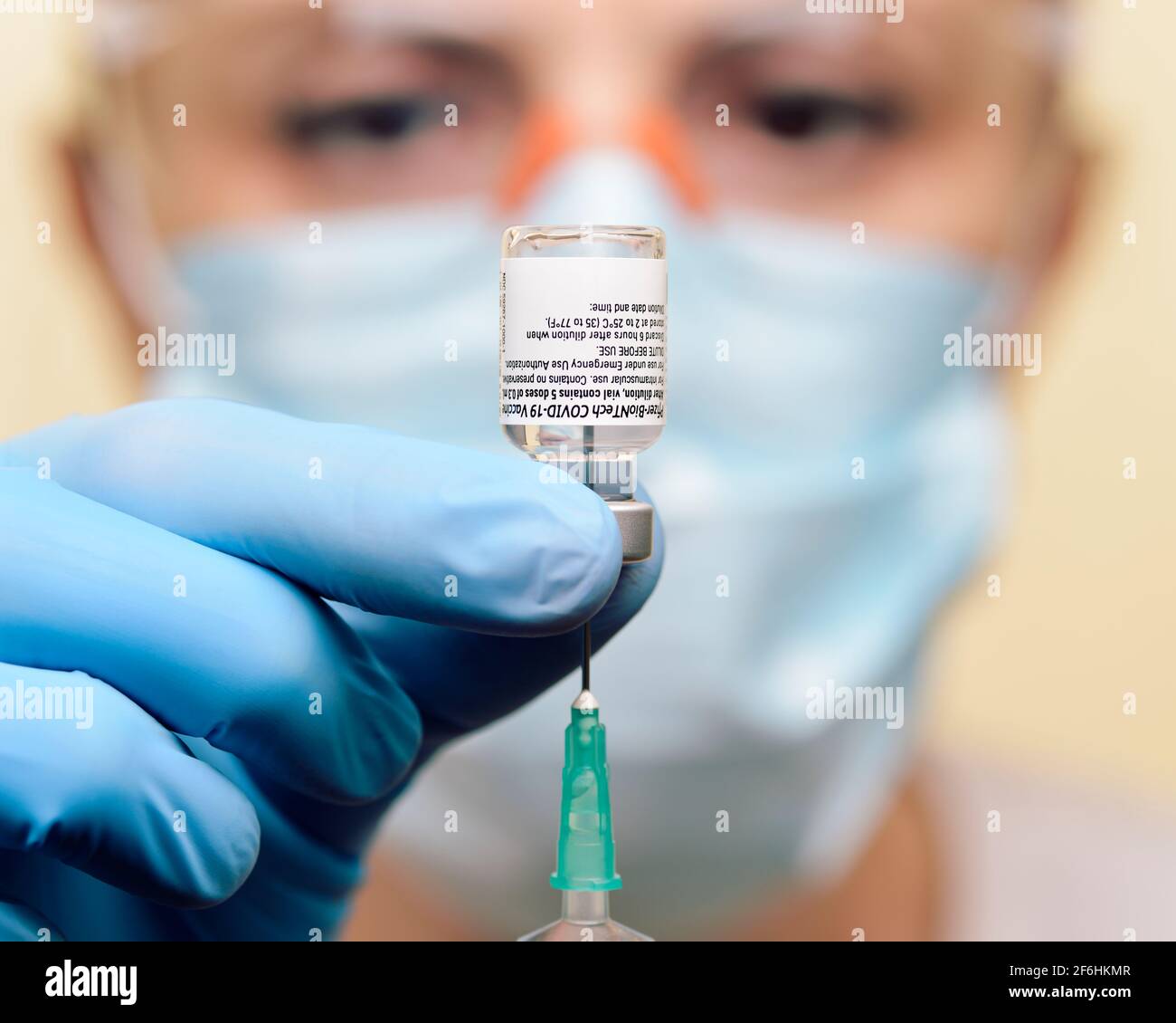 Vaccino Pfizer BioNTech COVID 19 in preparazione pronto per la vaccinazione di un paziente. Regno Unito Foto Stock