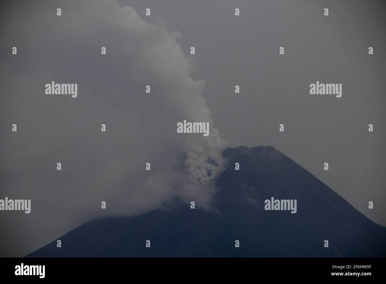 Monte Merapi a Sleman, Yogyakarta, Indonesia, 1 aprile 2021: È stato visto emettere nuvole calde che cadono verso i fiumi Boyong e Krasak. Il responsabile del Centro di Ricerca e sviluppo tecnologico in caso di catastrofi (BPPTKG) Hanik Humaida ha dichiarato che l'eruzione del Monte Merapi si trovava a 1,500 metri di distanza, registrata su un sismogramma con un'ampiezza di 40 millimetri e una durata di 128 secondi, l'altezza della colonna dell'eruzione non è stata osservata a causa del tempo foggoso. Credit: Slamet Riyadi/ZUMA Wire/Alamy Live News Foto Stock