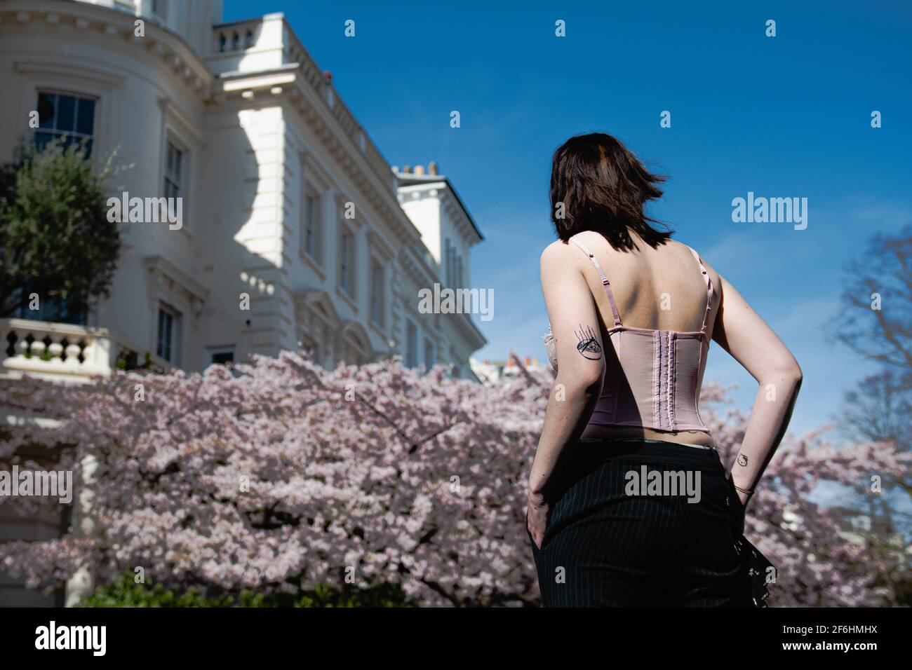 Studente di film che guarda Instagrammer scatta foto a 12 Stanley Crescent, Notting Hill, Londra, W11 Foto Stock