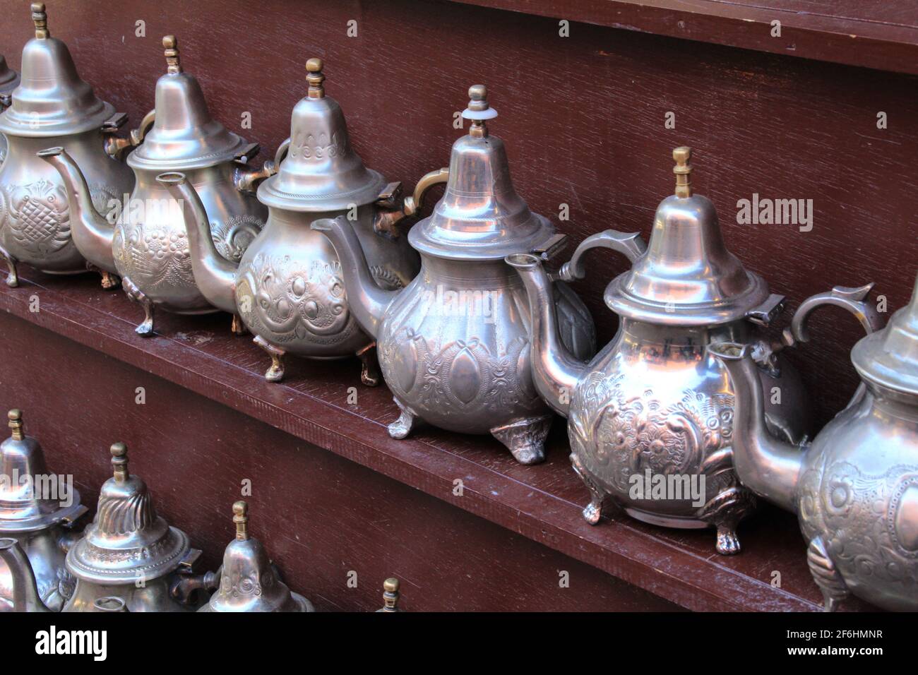 Teapots tradizionali marocchini sul mercato del bazar marocchino Foto Stock