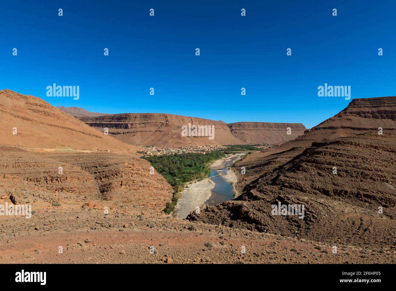 Vista panoramica di un villaggio lungo il fiume Ziz in Marocco, Africa del Nord Foto Stock
