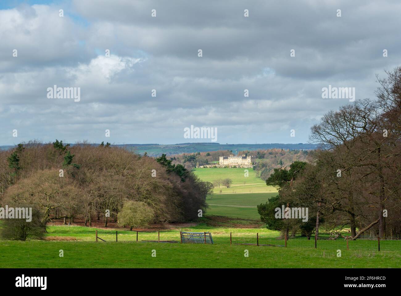 Vista attraverso il paesaggio del parco progettato da Capability Brown verso Harewood House nel West Yorkshire Foto Stock