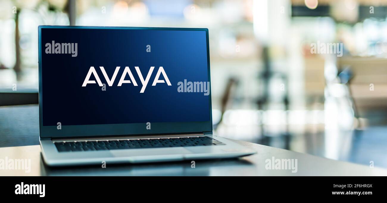 POZNAN, POL - 6 FEBBRAIO 2021: Computer portatile con logo Avaya, un'azienda tecnologica specializzata in comunicazioni cloud e coll per il flusso di lavoro Foto Stock
