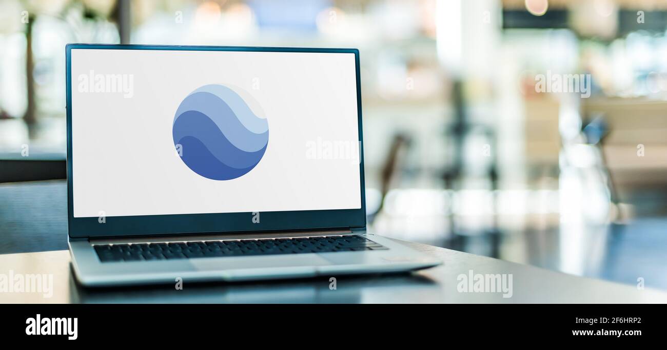 POZNAN, POL - FEB 6, 2021: Computer portatile che visualizza il logo di Google Earth, un programma per computer, che rende una rappresentazione 3D del primar basato sulla Terra Foto Stock