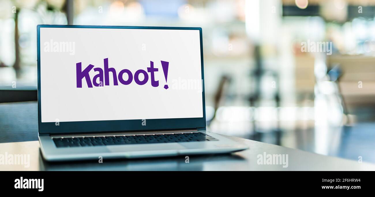 POZNAN, POL - 6 FEB 2021: Computer portatile con logo di Kahoot!, una piattaforma di apprendimento basata sul gioco, utilizzata come tecnologia educativa nelle scuole e o Foto Stock