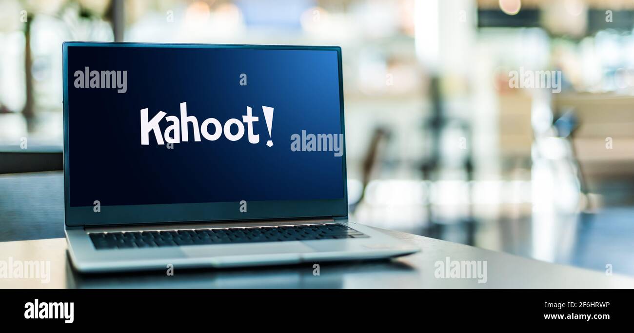 POZNAN, POL - 6 FEB 2021: Computer portatile con logo di Kahoot!, una piattaforma di apprendimento basata sul gioco, utilizzata come tecnologia educativa nelle scuole e o Foto Stock