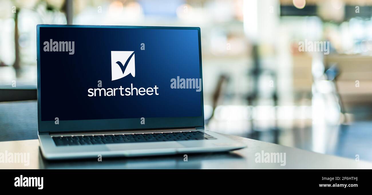 POZNAN, POL - 6 FEB 2021: Computer portatile con logo Smartsheet, un software come servizio (SaaS) che offre per la collaborazione e la gestione del lavoro Foto Stock