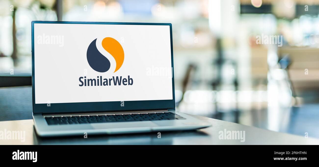 POZNAN, POL - FEB 6, 2021: Computer portatile che visualizza il logo di SimilarWeb, un sito web che fornisce servizi di analisi web per le imprese Foto Stock