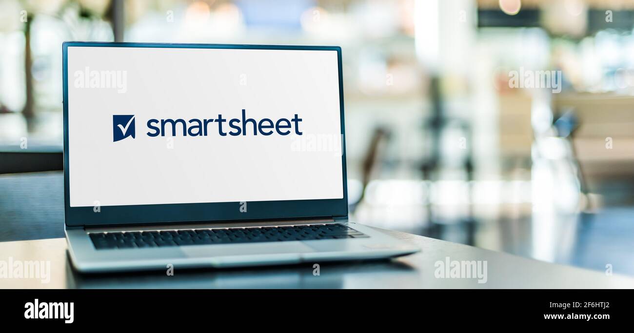 POZNAN, POL - 6 FEB 2021: Computer portatile con logo Smartsheet, un software come servizio (SaaS) che offre per la collaborazione e la gestione del lavoro Foto Stock