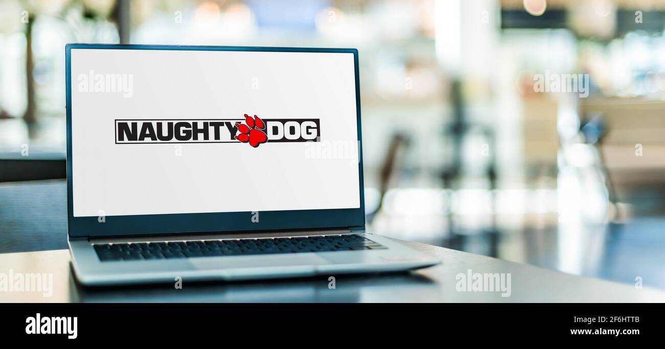 POZNAN, POL - MAR 15, 2021: Computer portatile con il logo di Naughty Dog, uno sviluppatore di videogiochi americano di prima parte con sede a Santa Monica, Califo Foto Stock