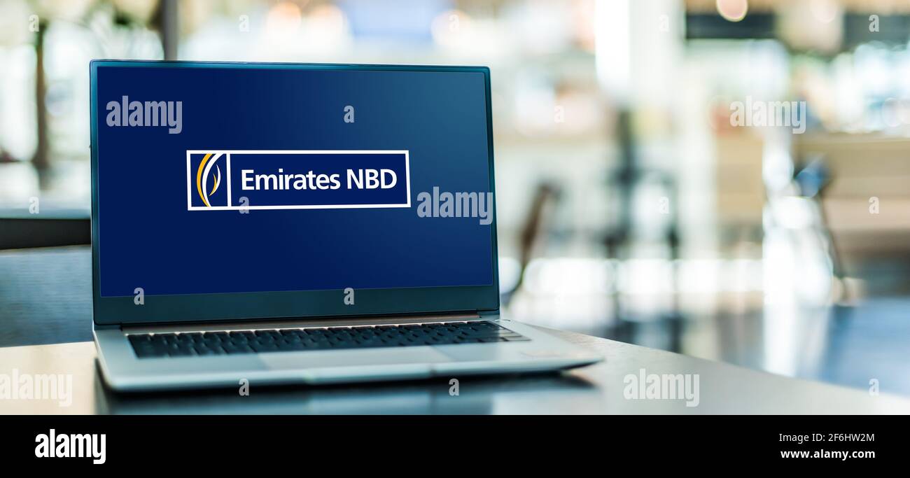 POZNAN, POL - MAR 15, 2021: Computer portatile con logo Emirates NBD Bank PJSC, banca di proprietà del governo di Dubai Foto Stock