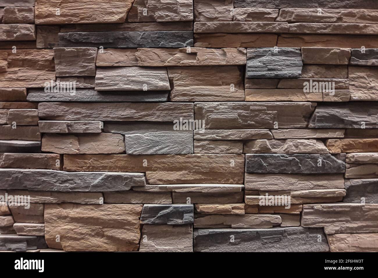 La parete è realizzata in pietra naturale multistrato. Pietra per costruire una casa. Texture. Primo piano Foto Stock
