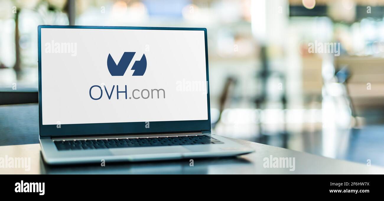 POZNAN, POL - MAR 15, 2021: Computer portatile con il logo di OVH, una società francese di cloud computing che offre VPS, server dedicati e altro noi Foto Stock