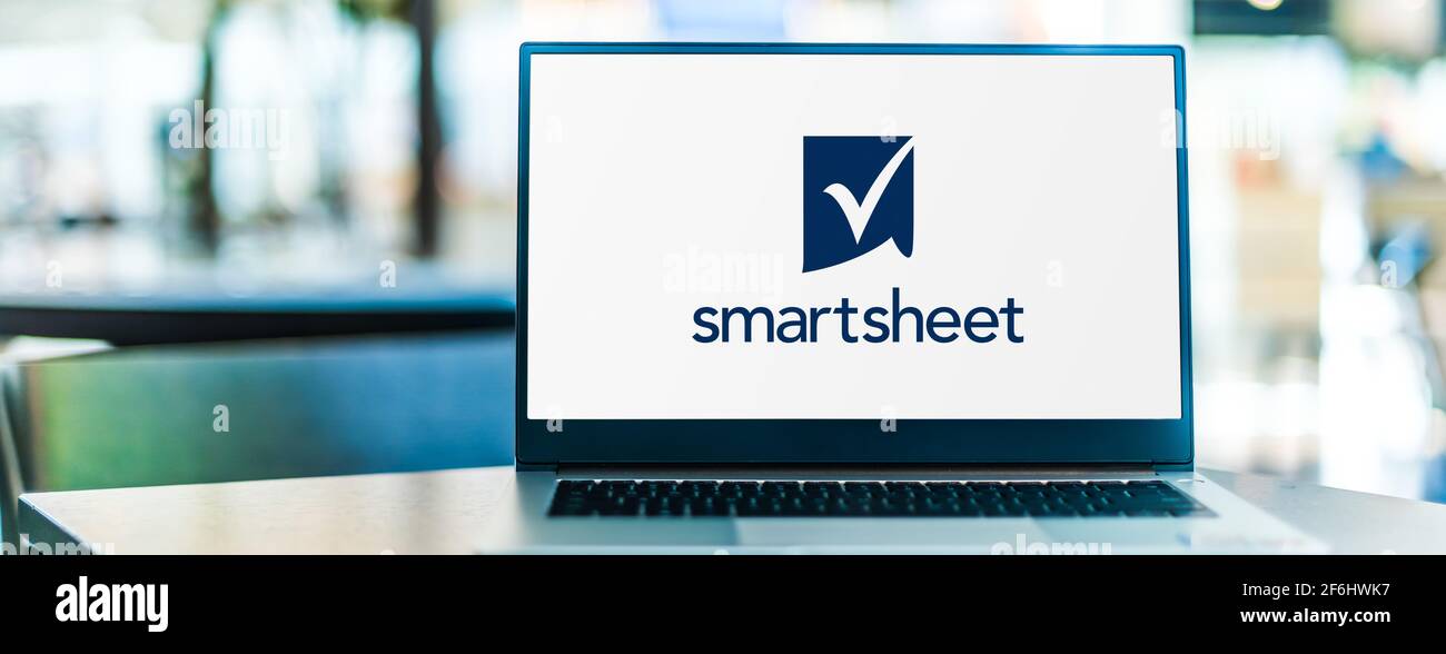 POZNAN, POL - 6 FEB 2021: Computer portatile con logo Smartsheet, un software come servizio (SaaS) che offre per la collaborazione e la gestione del lavoro Foto Stock