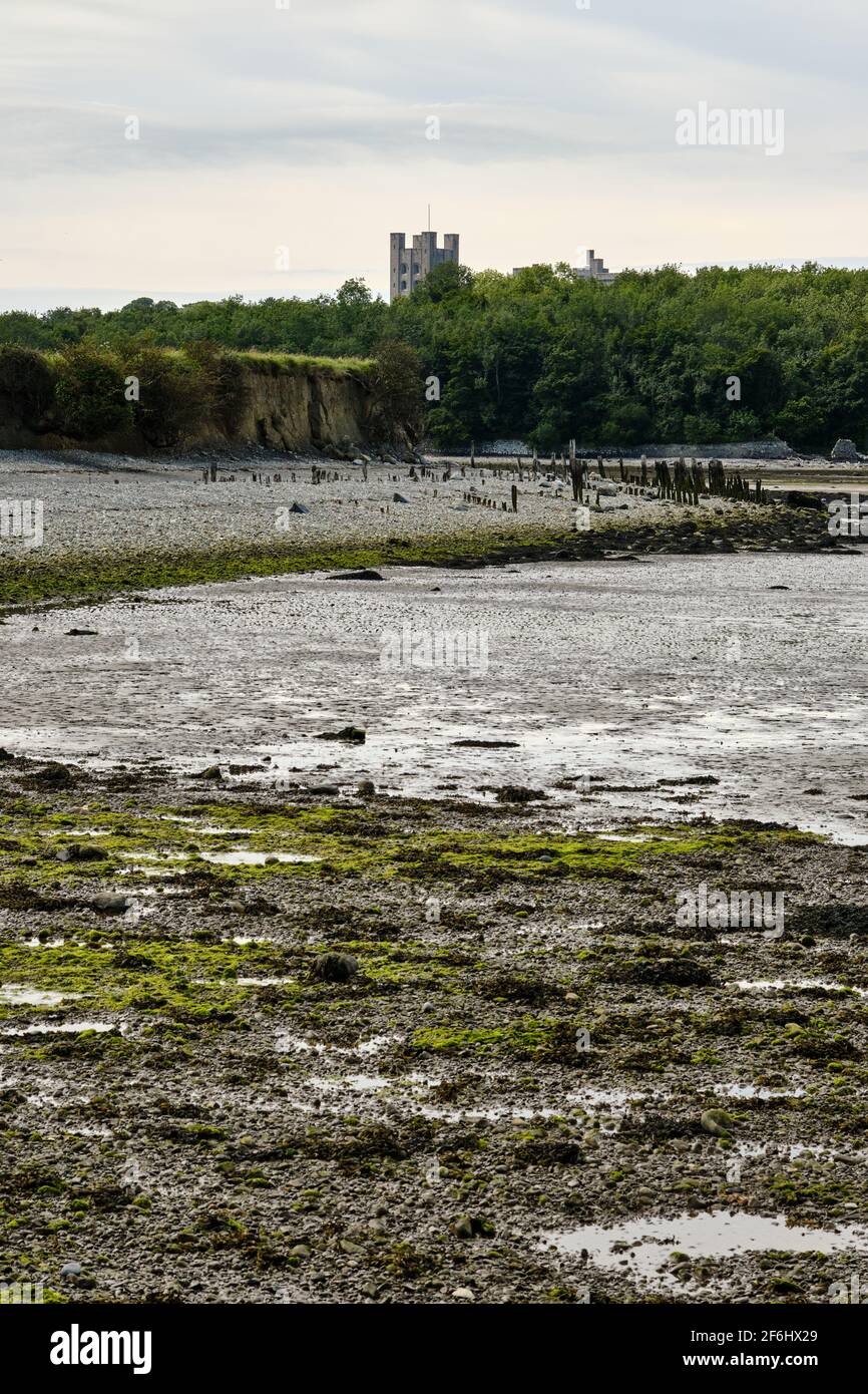 Il Castello di Penryn domina lo skyline sull'estuario del fiume Ogwen, Bangor, Galles Foto Stock