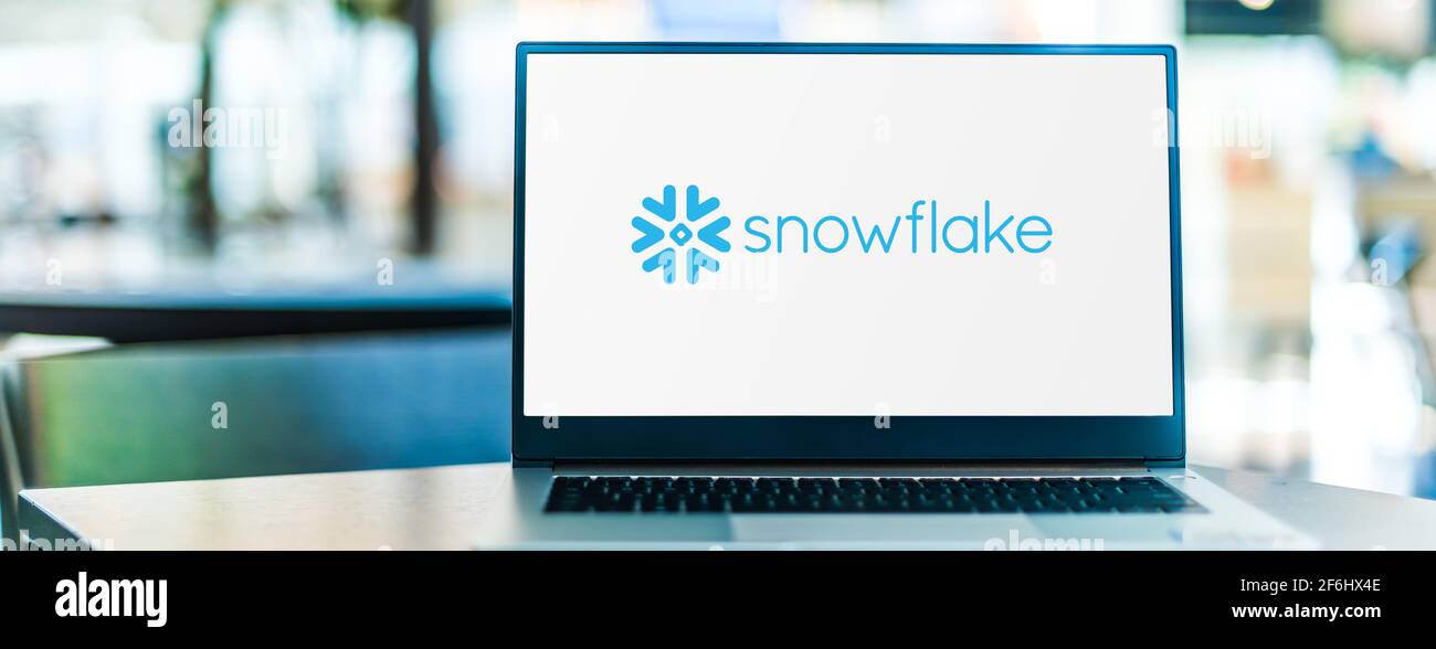 POZNAN, POL - MAR 15, 2021: Computer portatile con il logo di Snowflake, una società di data warehousing basata sul cloud computing con sede a San Mateo, Califor Foto Stock