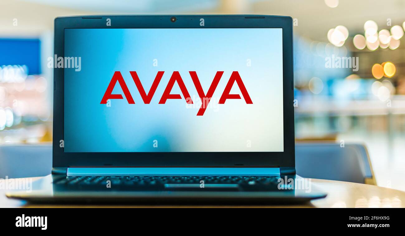 POZNAN, POL - 6 FEBBRAIO 2021: Computer portatile con logo Avaya, un'azienda tecnologica specializzata in comunicazioni cloud e coll per il flusso di lavoro Foto Stock