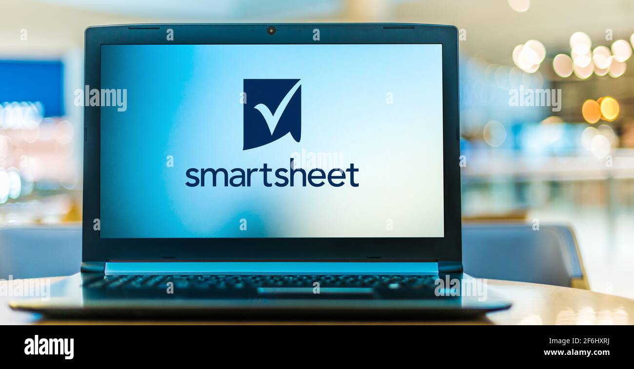 POZNAN, POL - 6 FEB 2021: Computer portatile con logo Smartsheet, un software come servizio (SaaS) che offre per la collaborazione e la gestione del lavoro Foto Stock