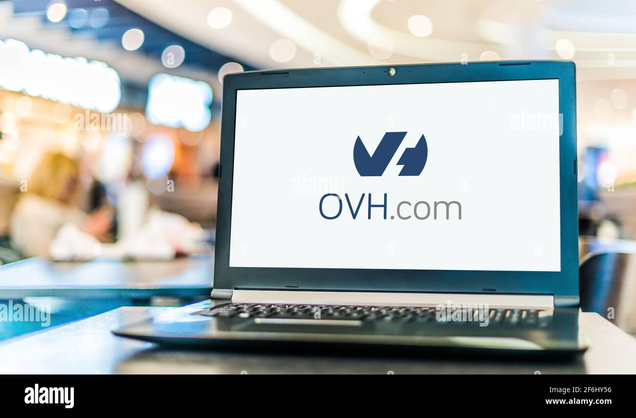 POZNAN, POL - MAR 15, 2021: Computer portatile con il logo di OVH, una società francese di cloud computing che offre VPS, server dedicati e altro noi Foto Stock