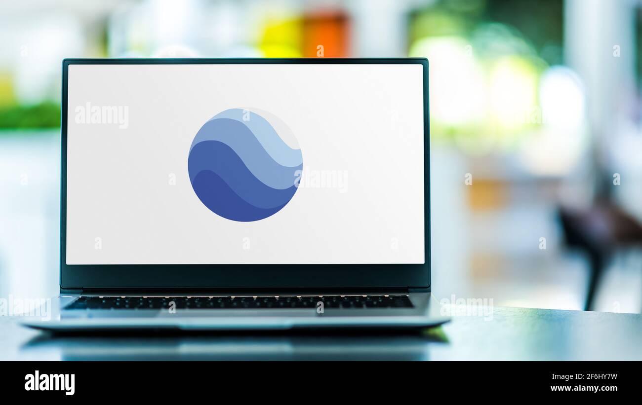 POZNAN, POL - SET 23, 2020: Computer portatile che visualizza il logo di Google Earth, un programma per computer, che rende una rappresentazione 3D della Terra basata prima Foto Stock