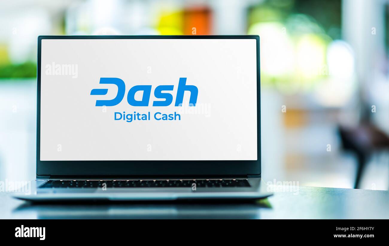 POZNAN, POL - 23 SETTEMBRE 2020: Computer portatile con logo di Dash, un open source criptovaluta Foto Stock