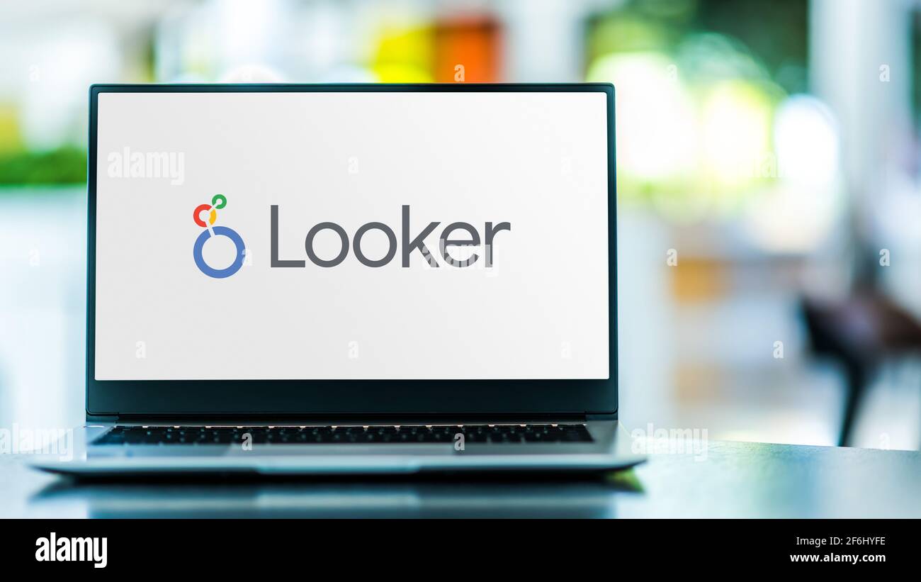 POZNAN, POL - 6 FEBBRAIO 2021: Computer portatile con logo di Looker Data Sciences, una società americana di software per computer con sede a Santa Cruz, Foto Stock