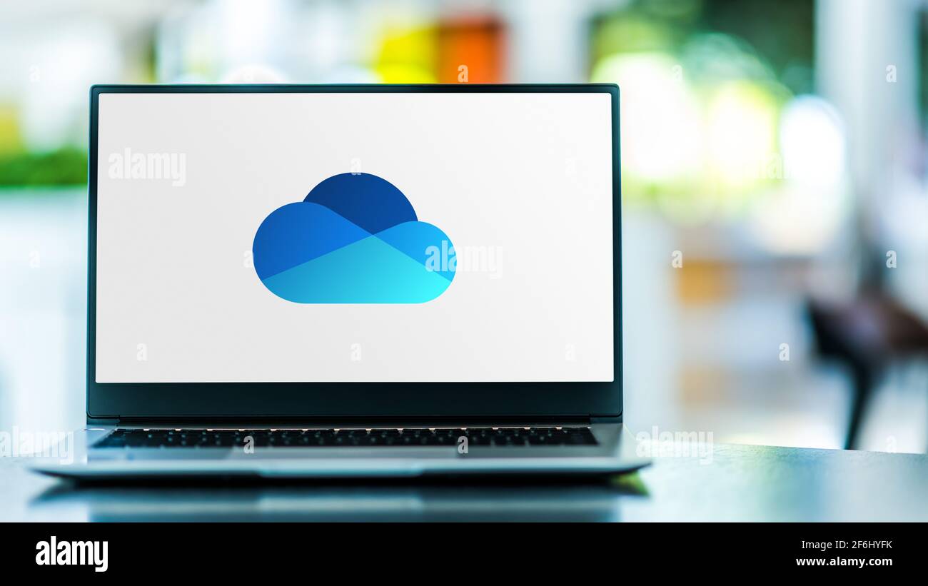 POZNAN, POL - 6 FEBBRAIO 2021: Computer portatile con logo di Microsoft OneDrive, un servizio di hosting di file e di sincronizzazione gestito da Micro Foto Stock