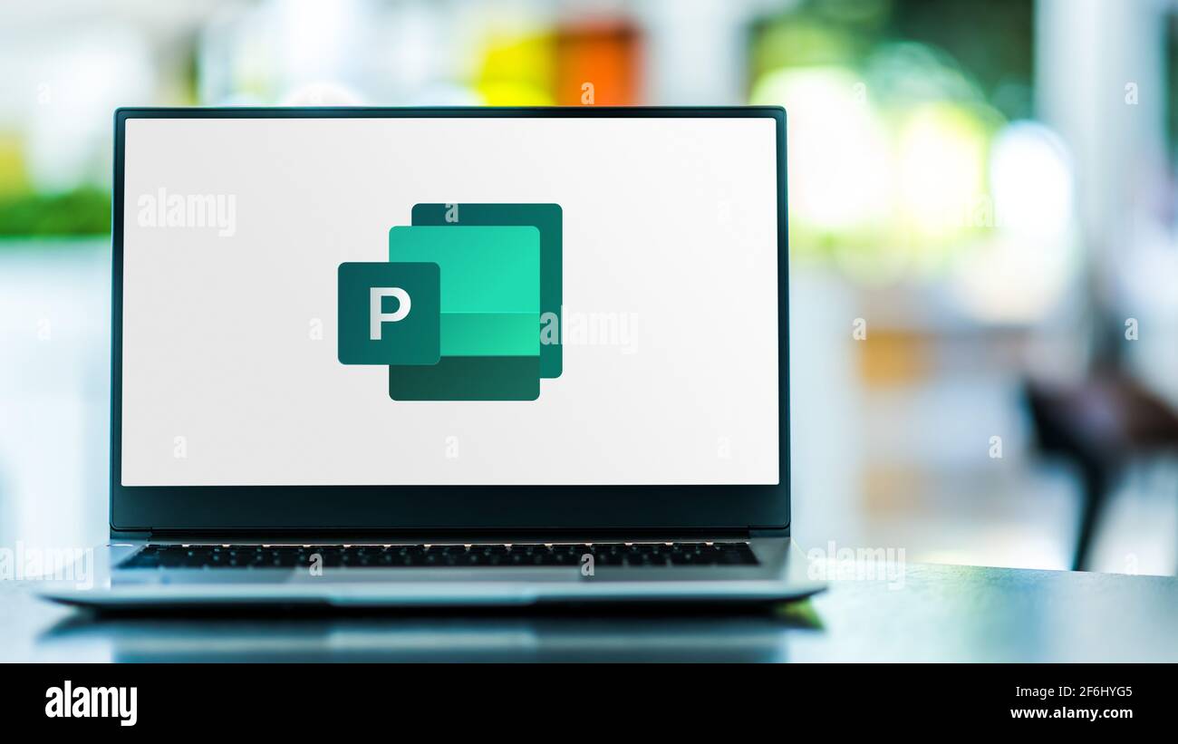 POZNAN, POL - 6 FEBBRAIO 2021: Computer portatile con logo di Microsoft Publisher, un'applicazione di desktop publishing, parte del software della famiglia Office Foto Stock