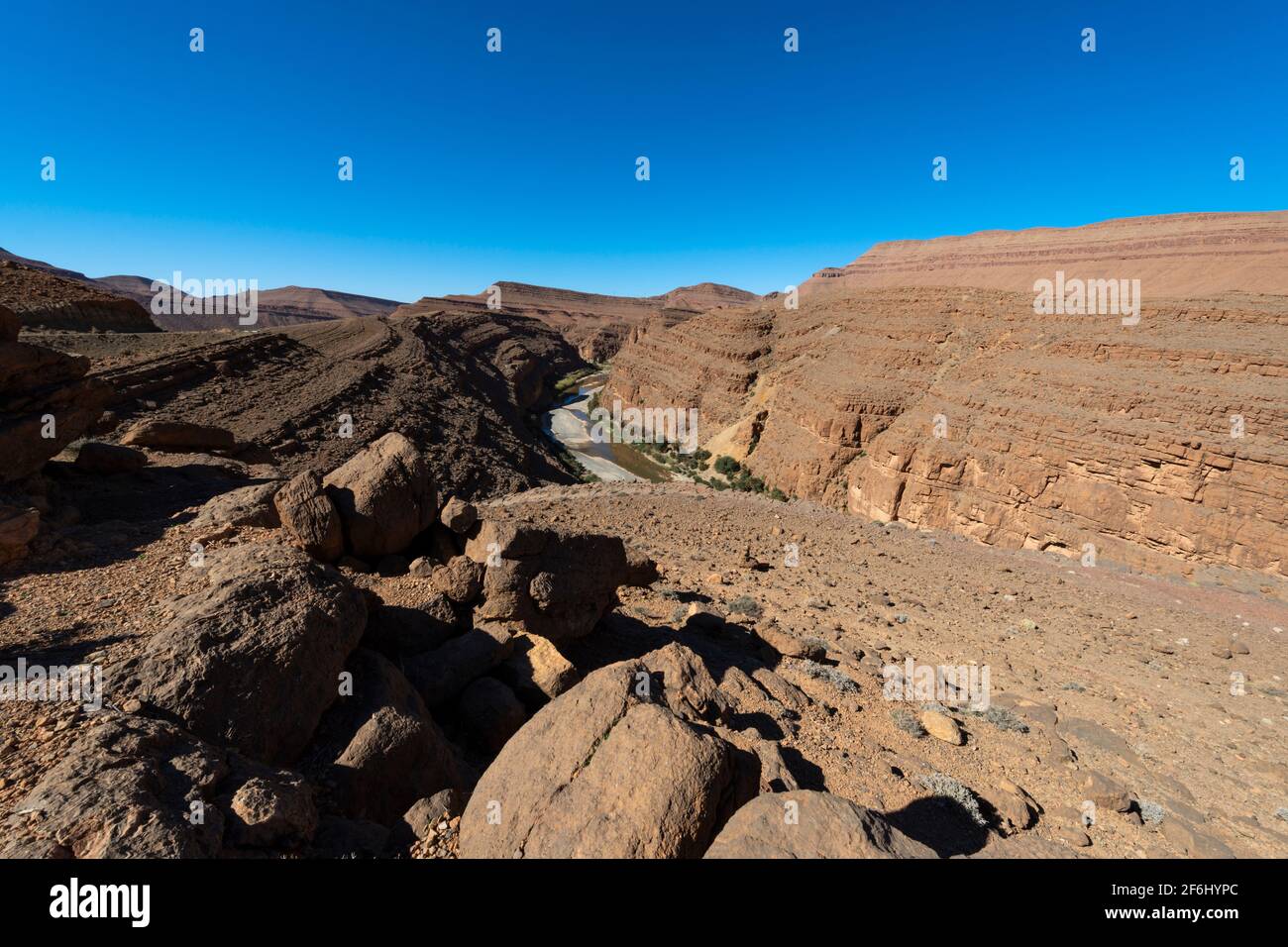 Vista panoramica della gola di Ziz e del fiume in Marocco, Africa del Nord. Foto Stock