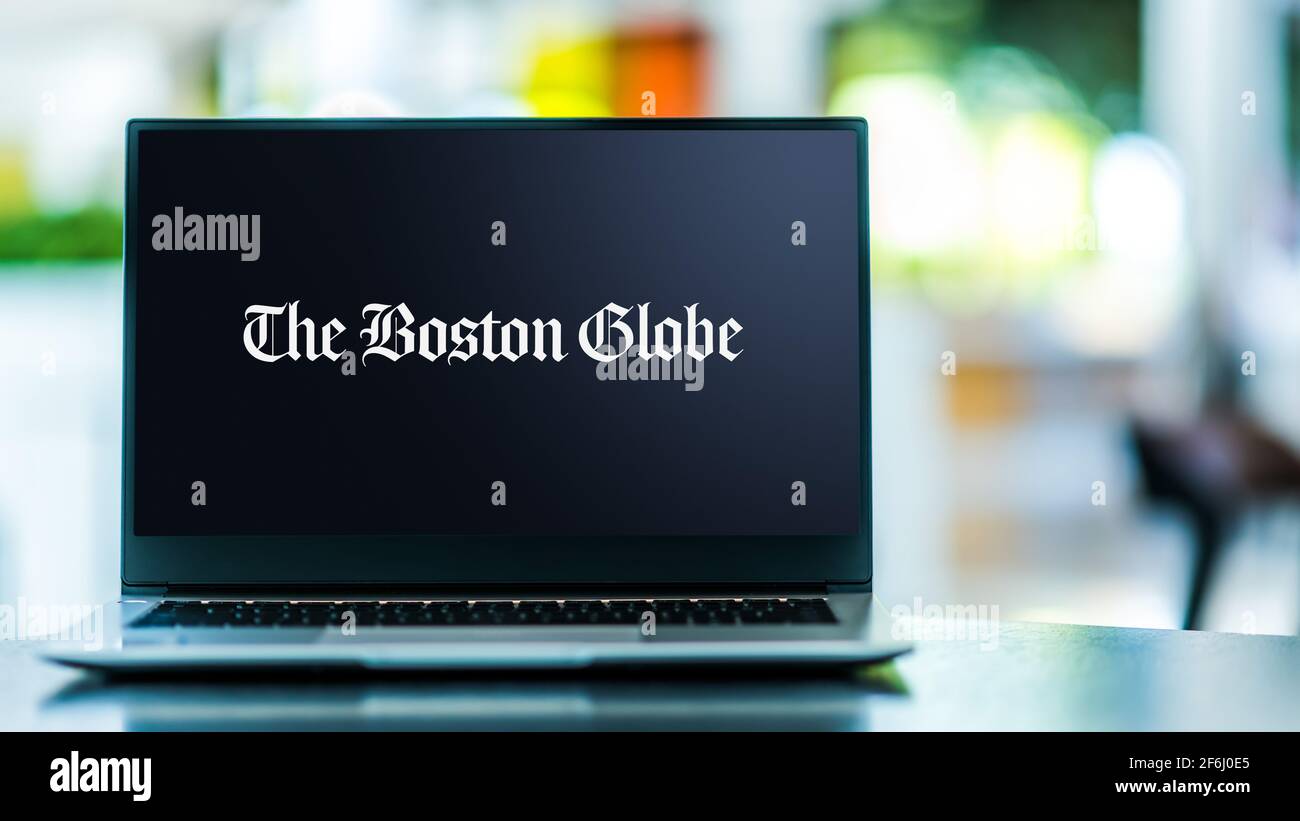 POZNAN, POL - MAR 15, 2021: Computer portatile con logo del Boston Globe, un quotidiano americano fondato e con sede a Boston, Massachusetts Foto Stock
