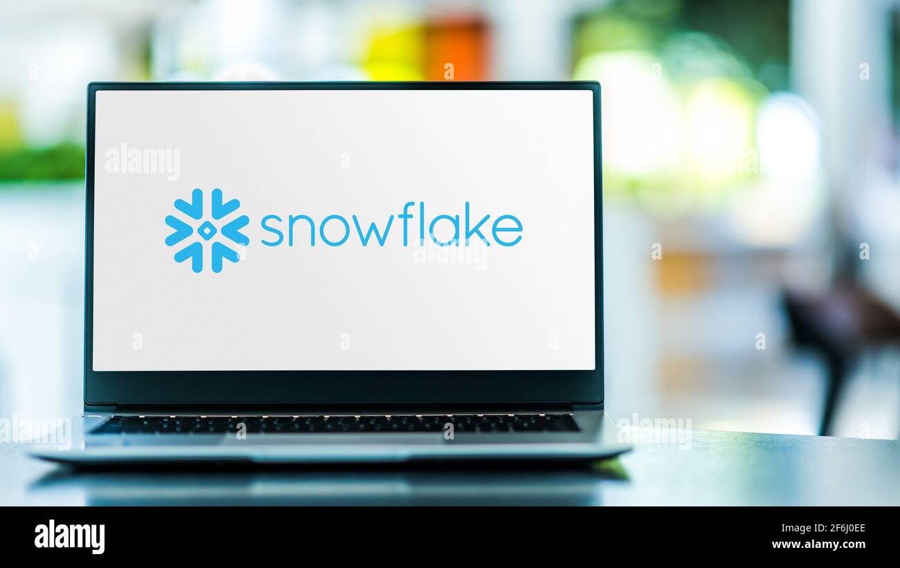 POZNAN, POL - MAR 15, 2021: Computer portatile con il logo di Snowflake, una società di data warehousing basata sul cloud computing con sede a San Mateo, Califor Foto Stock