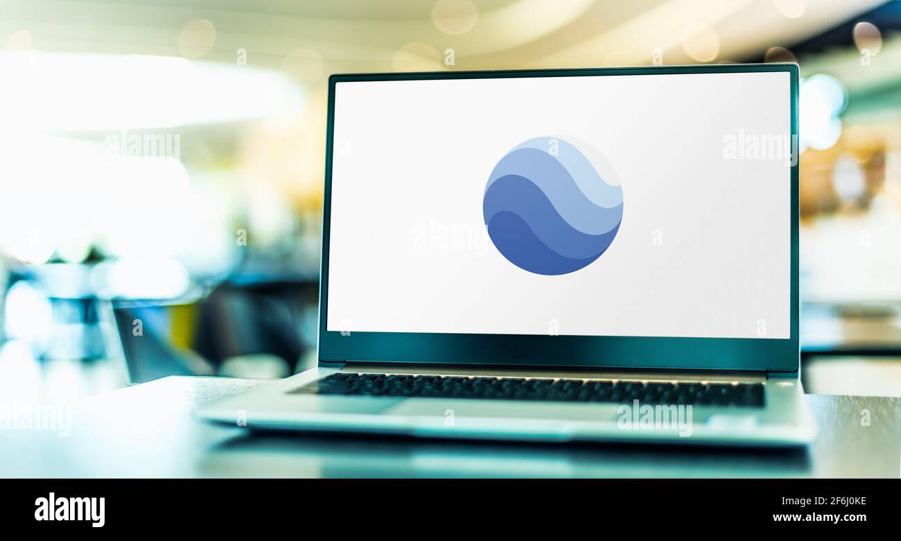 POZNAN, POL - FEB 6, 2021: Computer portatile che visualizza il logo di Google Earth, un programma per computer, che rende una rappresentazione 3D del primar basato sulla Terra Foto Stock