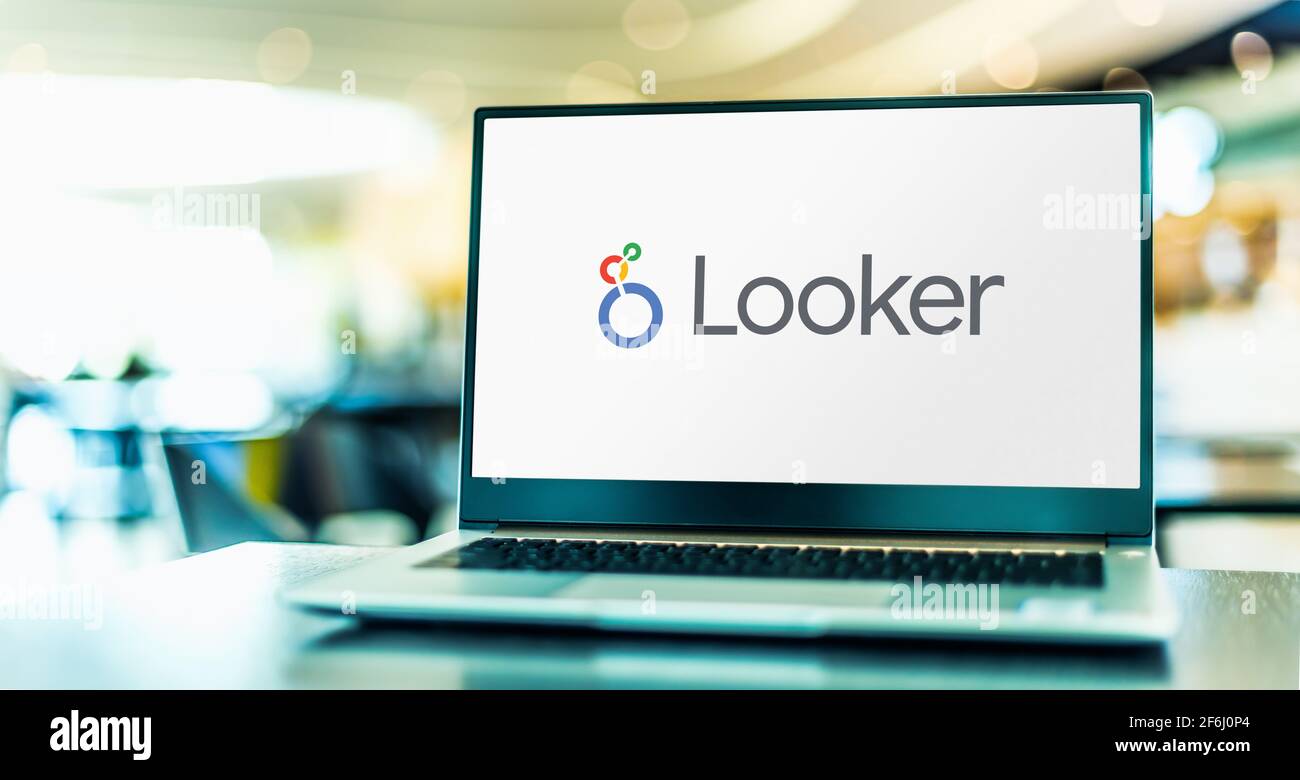 POZNAN, POL - 6 FEBBRAIO 2021: Computer portatile con logo di Looker Data Sciences, una società americana di software per computer con sede a Santa Cruz, Foto Stock