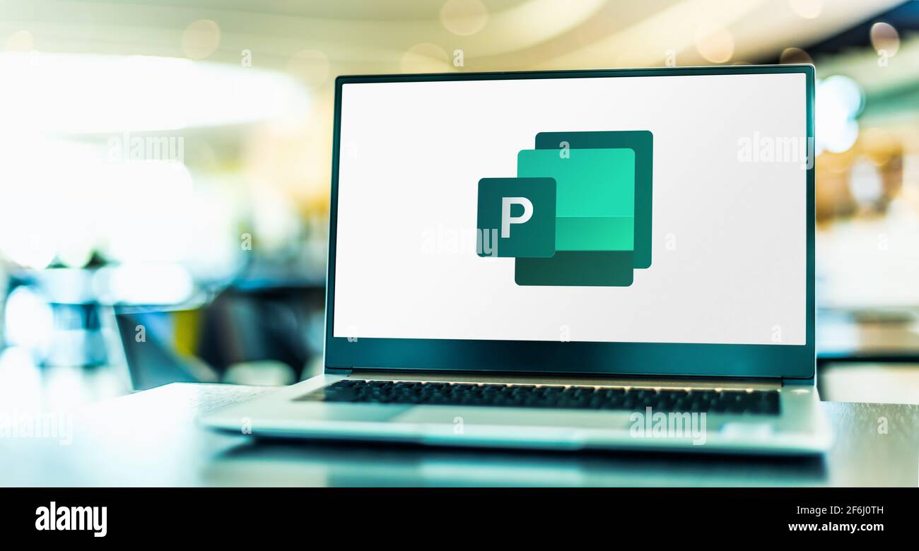 POZNAN, POL - 6 FEBBRAIO 2021: Computer portatile con logo di Microsoft Publisher, un'applicazione di desktop publishing, parte del software della famiglia Office Foto Stock