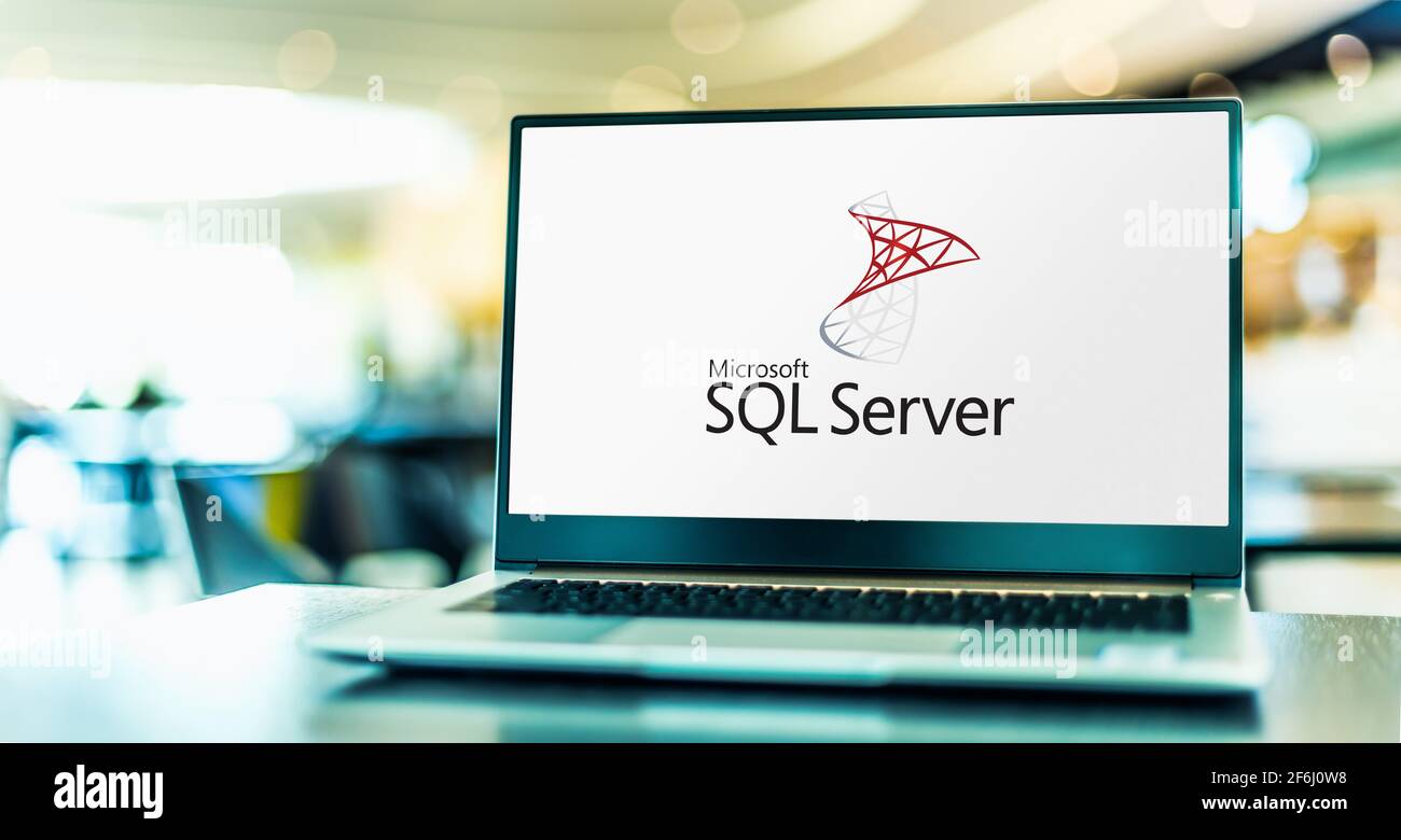 POZNAN, POL - 6 FEBBRAIO 2021: Computer portatile con logo di Microsoft SQL Server, un sistema di gestione di database relazionali sviluppato da Microsoft Foto Stock