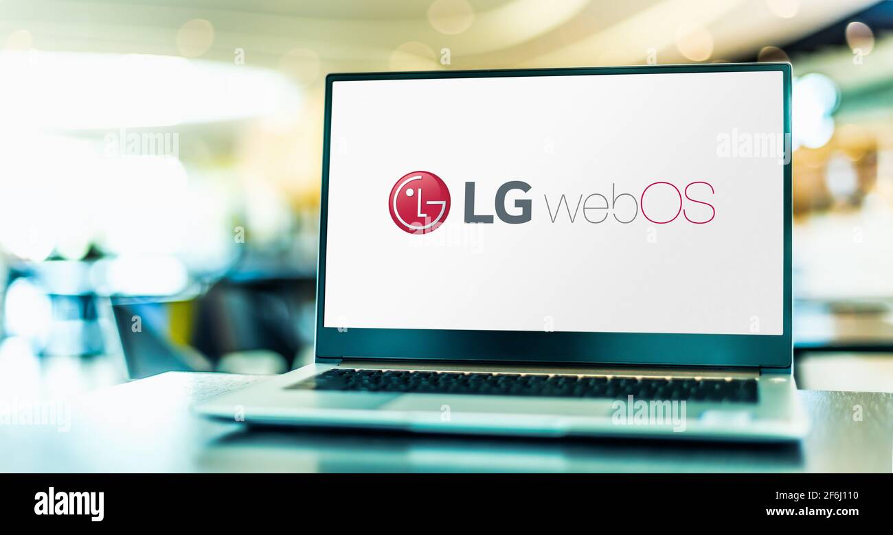 POZNAN, POL - 6 FEBBRAIO 2021: Computer portatile con logo LG webOS, un sistema operativo multitasking basato su kernel Linux per dispositivi intelligenti come s Foto Stock