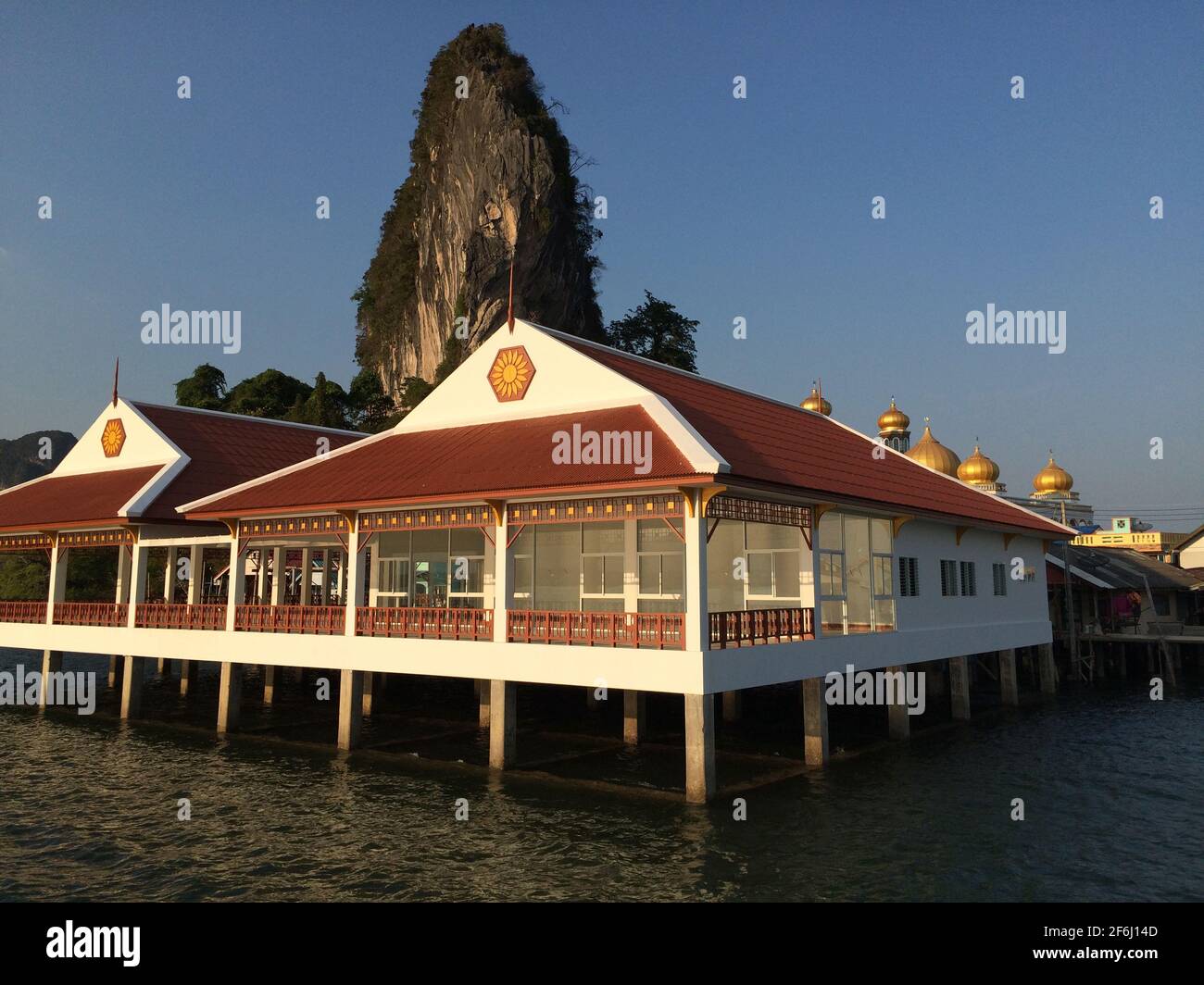 Koh Panyi, Phang Nga, Thailandia - Marzo 15 2016: Barche turistiche a coda lunga parcheggio sulla riva del villaggio galleggiante Koh Panyi Foto Stock