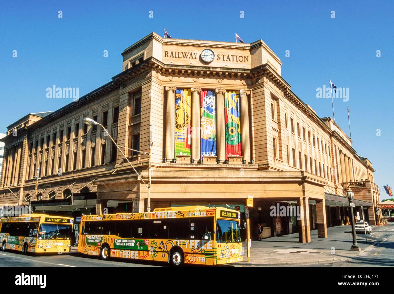 1999 - Adelaide Australia Meridionale - edificio neoclassico della stazione ferroviaria di Adelaide e Casinò di Adelaide visto da North Terrace, Adelaide, Australia Meridionale. La stazione ferroviaria di Adelaide è il capolinea centrale del sistema ferroviario della metropolitana di Adelaide. Tutte le linee si avvicinano alla stazione da ovest, ed è una stazione di terminal senza linee passanti. Dispone di nove piattaforme, tutte dotate di cingoli a carreggiata larga. Si trova sul lato nord di North Terrace, ad ovest della Parliament House Adelaide.Adelaide Casino utilizza le parti vuote dell'edificio della stazione Foto Stock