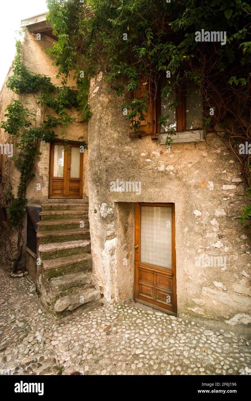 Un paio di tipiche case italiane nella città di Malcesine sul Lago di Garda  Foto stock - Alamy