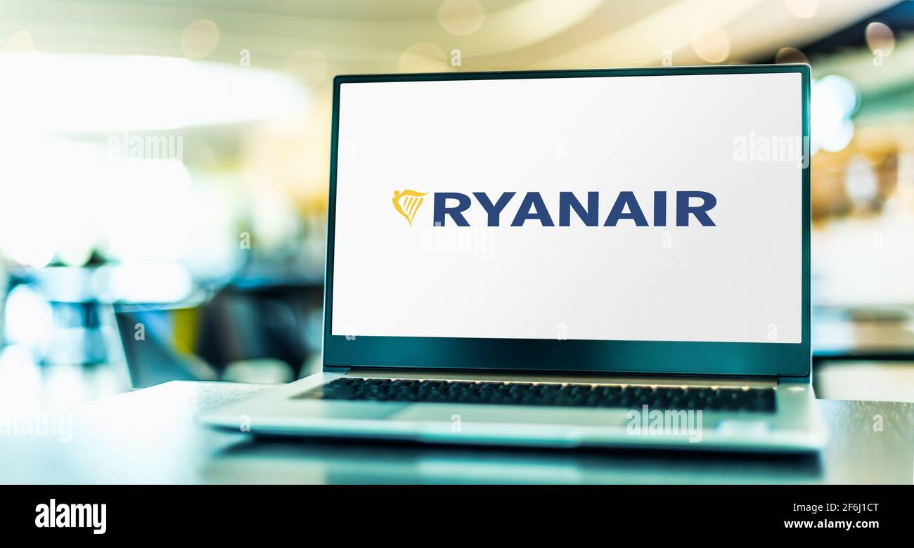 POZNAN, POL - MAR 15, 2021: Computer portatile con logo di Ryanair, una compagnia aerea irlandese fondata nel 1984, con sede a Swords, Dublino, Irel Foto Stock