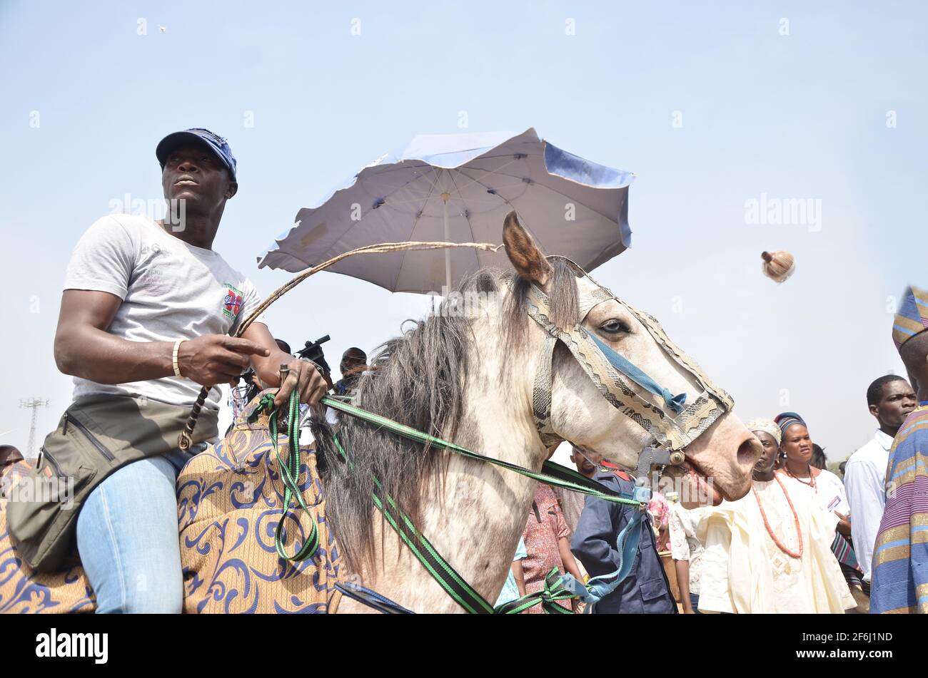 Un uomo a cavallo, Oyo state, Nigeria. Foto Stock