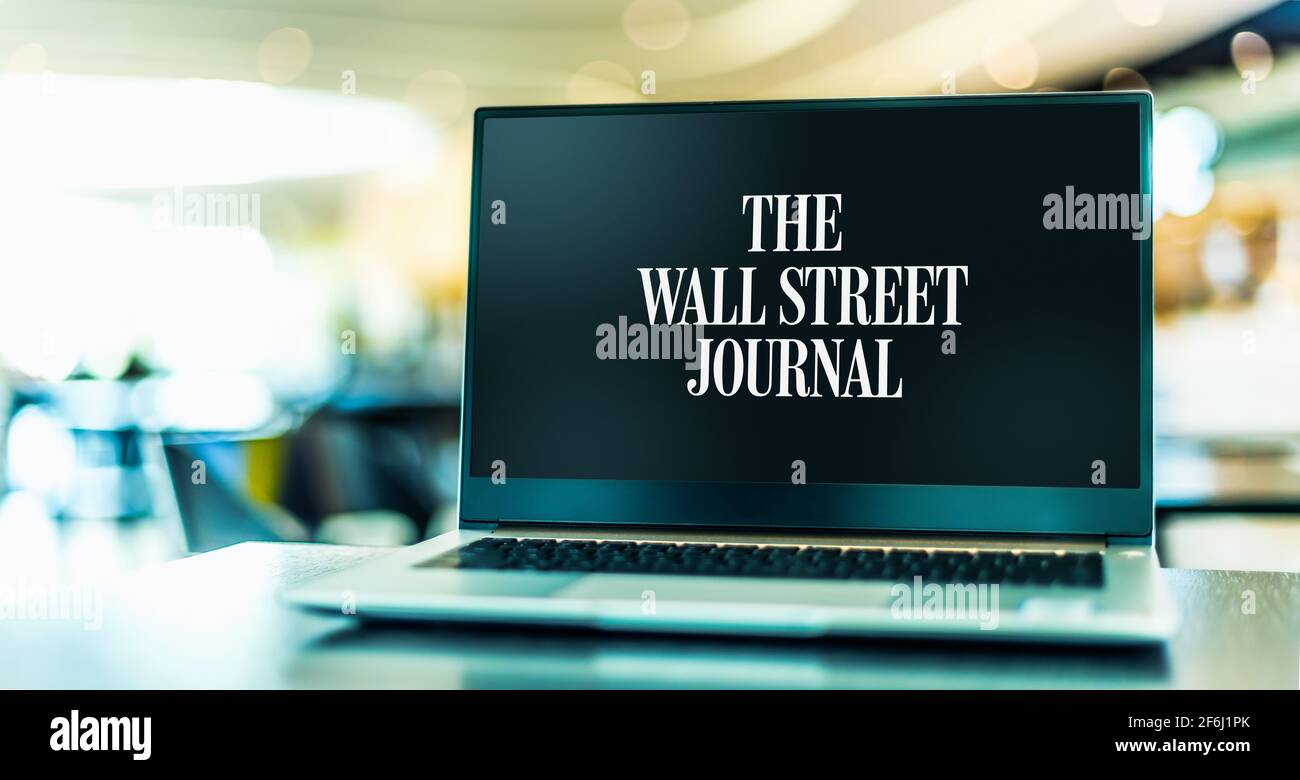 POZNAN, POL - MAR 15, 2021: Computer portatile con il logo del Wall Street Journal, un quotidiano internazionale in lingua inglese e incentrato sulle aziende Foto Stock