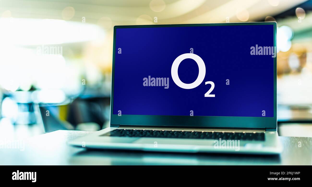 POZNAN, POL - MAR 15, 2021: Computer portatile con logo O2, un marchio mondiale di proprietà della società spagnola di telecomunicazioni telefonica Foto Stock